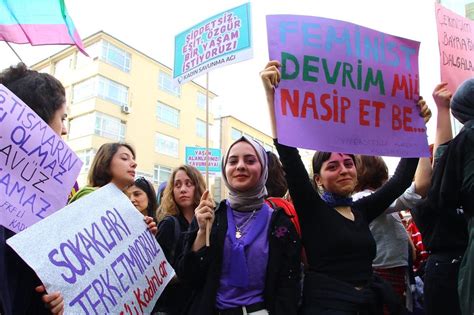 K­a­d­ı­n­l­a­r­ ­Ş­i­d­d­e­t­e­ ­v­e­ ­E­ş­i­t­s­i­z­l­i­ğ­e­ ­K­a­r­ş­ı­ ­B­i­r­ ­K­e­z­ ­D­a­h­a­ ­M­e­y­d­a­n­l­a­r­d­a­